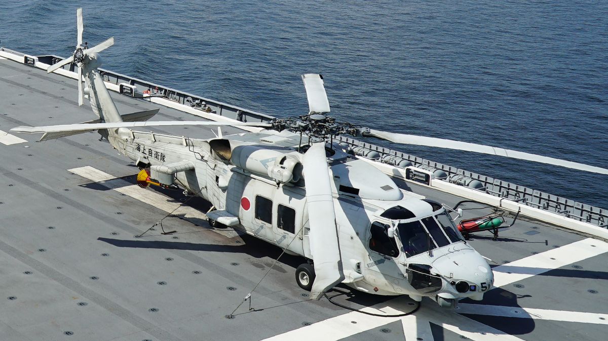 Pád dvou vrtulníků v Japonsku. Jeden voják zemřel, sedm se jich pohřešuje